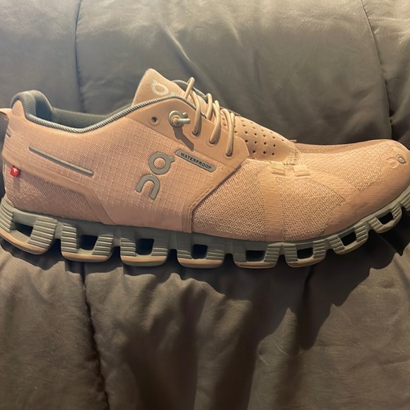 These are On Cloud US size 8.5w EUR 40 Slightly used but in great condition. - Picture 1 of 2